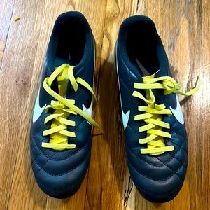 Size 9 Nike womens football soccer cleats